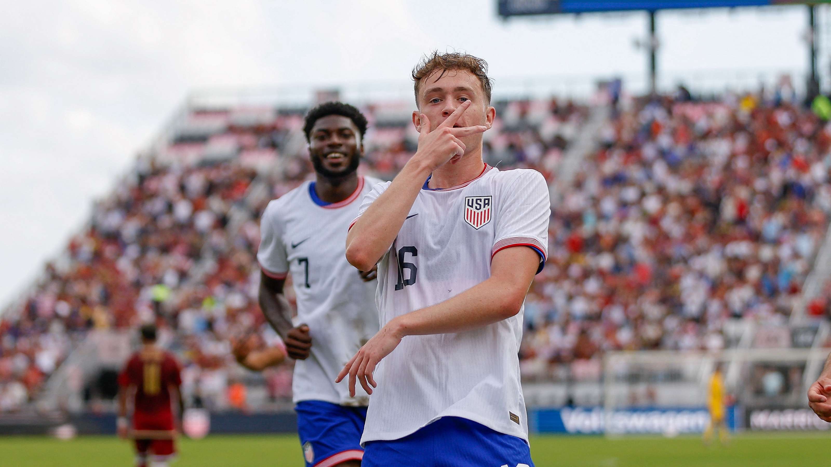 都充满了悬 都充满了悬